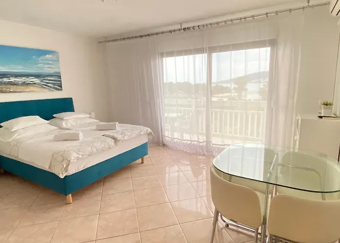 Studio Apartments M&N Трогир